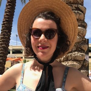 Meet your Posher, Caroline